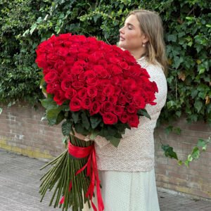 100 elegantes rosas rojas de tallo largo