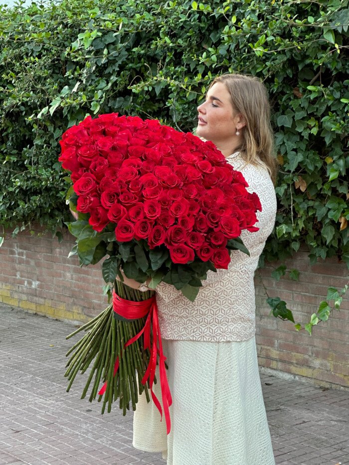 100 elegantes rosas rojas de tallo largo