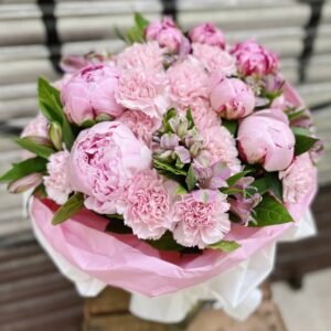 Ramo de peonías en tonos rosas