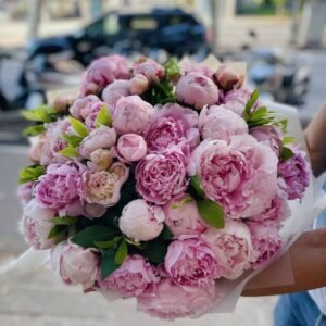 Ramo de peonías rosas