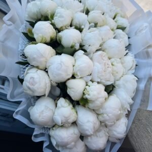 Ramo de peonias blancas