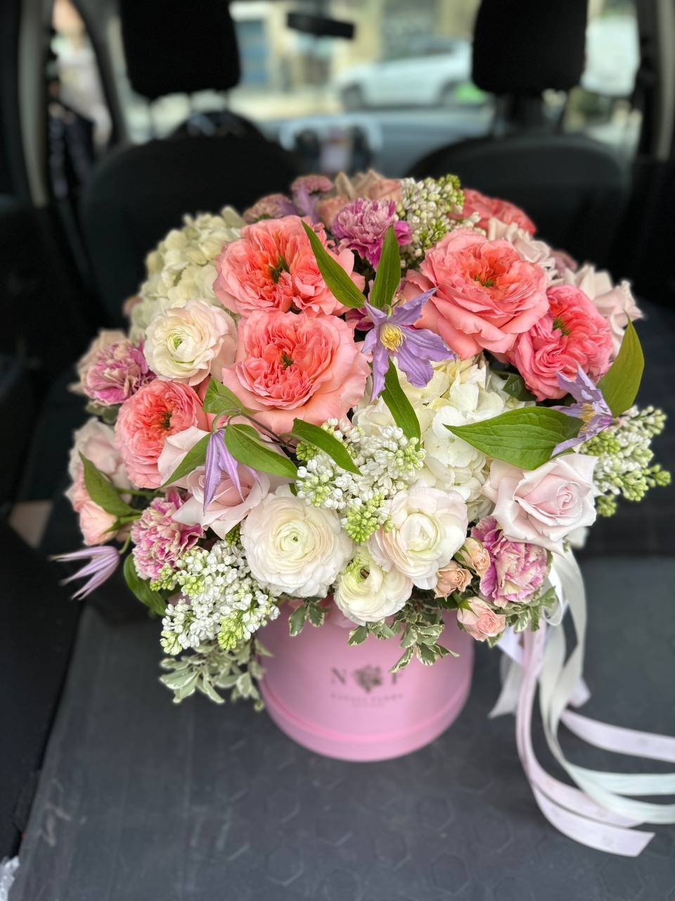 Composición floral en tonos vivos en una caja