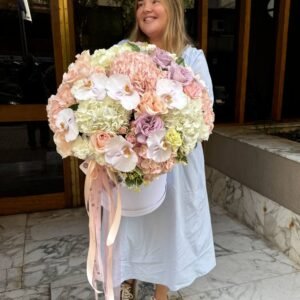 Ramo grande de flores en una caja