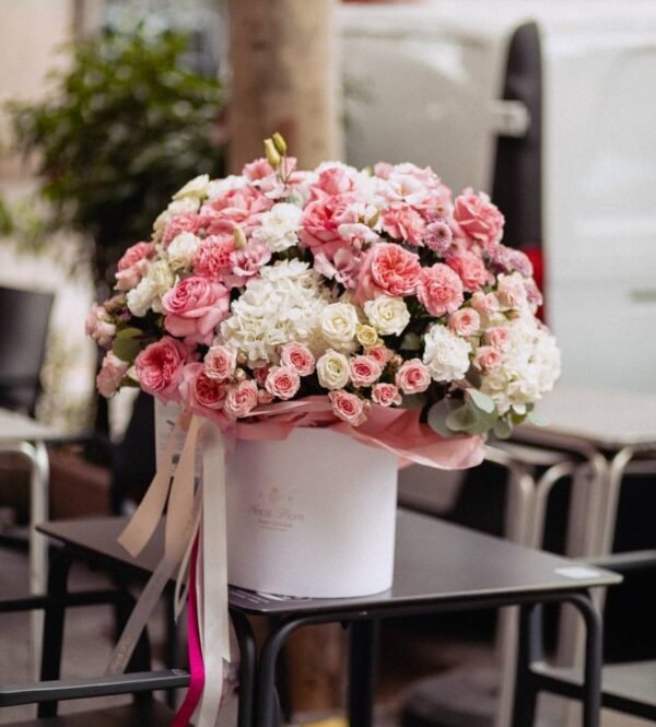 Bouquet in delicate colours in a box