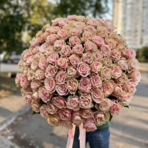 Large bouquet of 200 roses