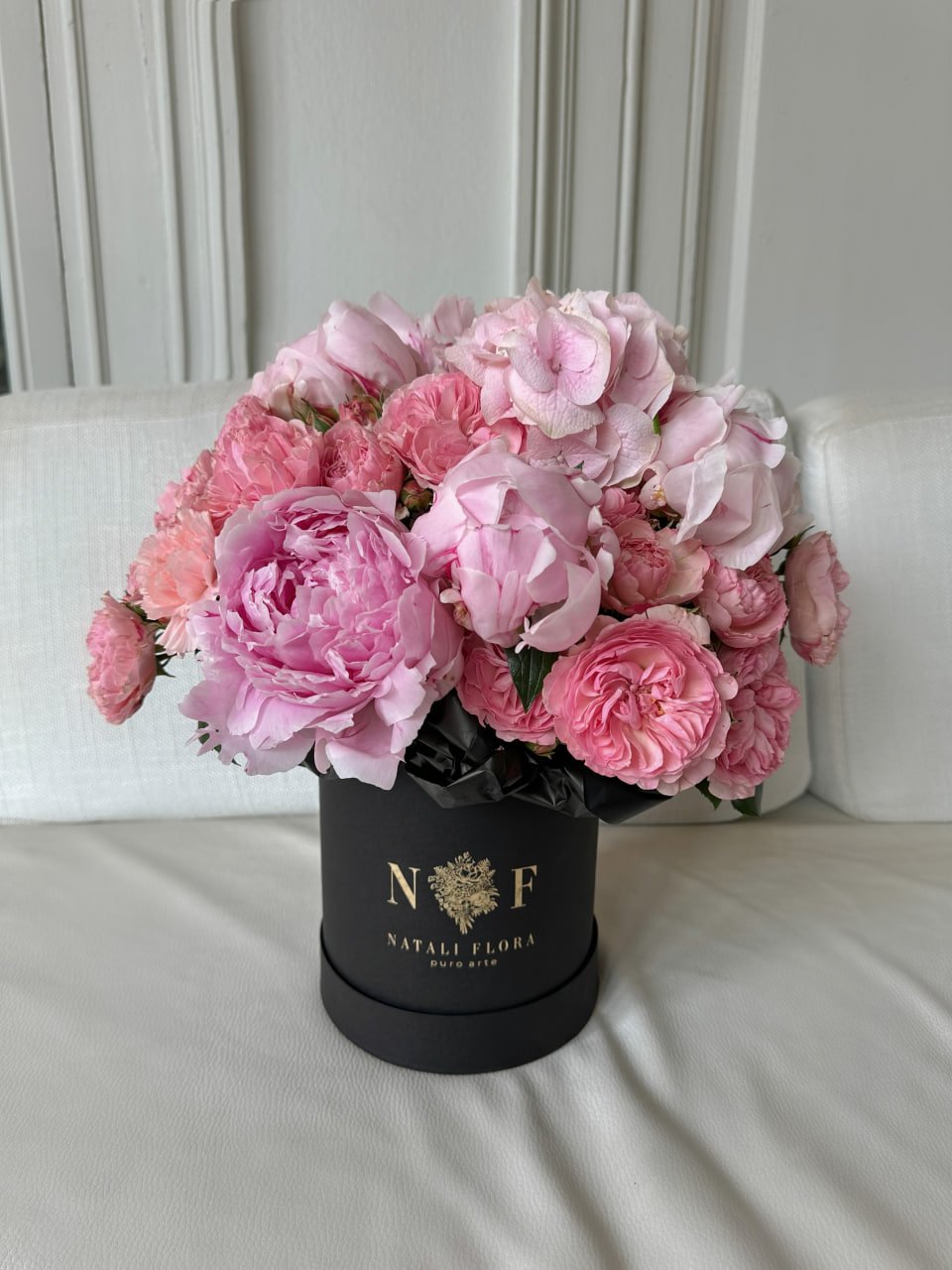 Composición floral de peonías e hortensias en caja