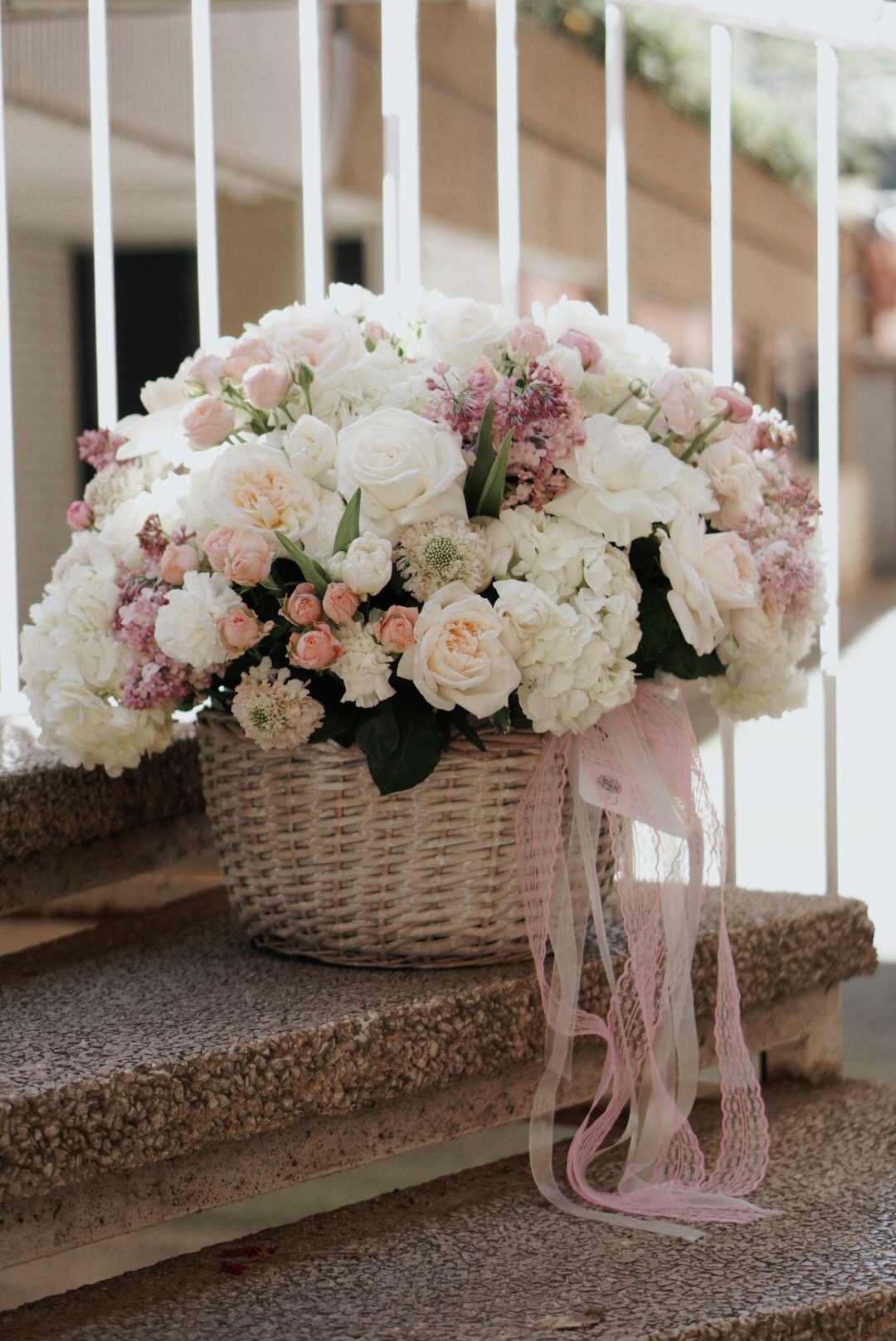 Ramo de rosas y hortensias en cesta