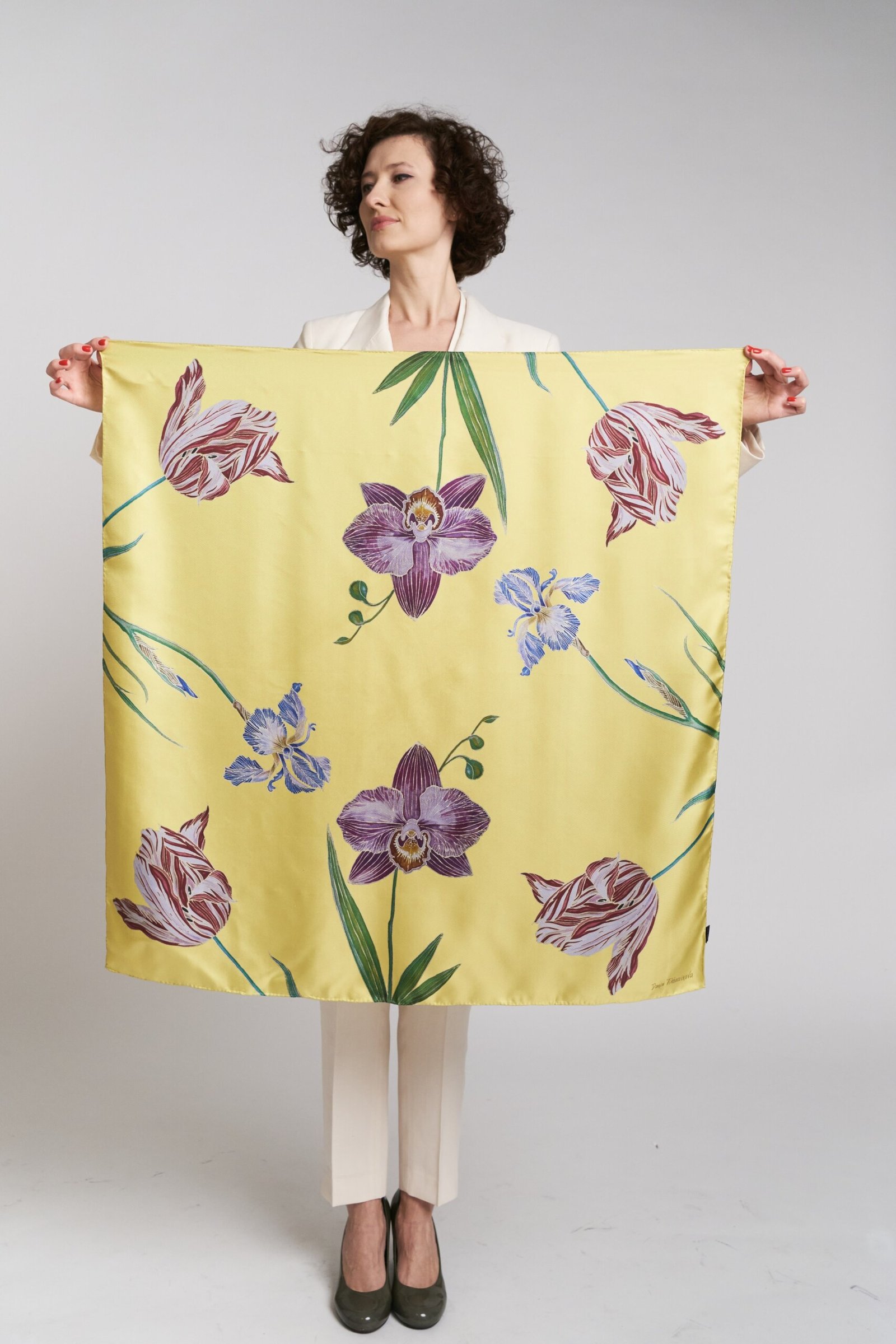 Pañuelo de seda natural “Flores Delicadas”