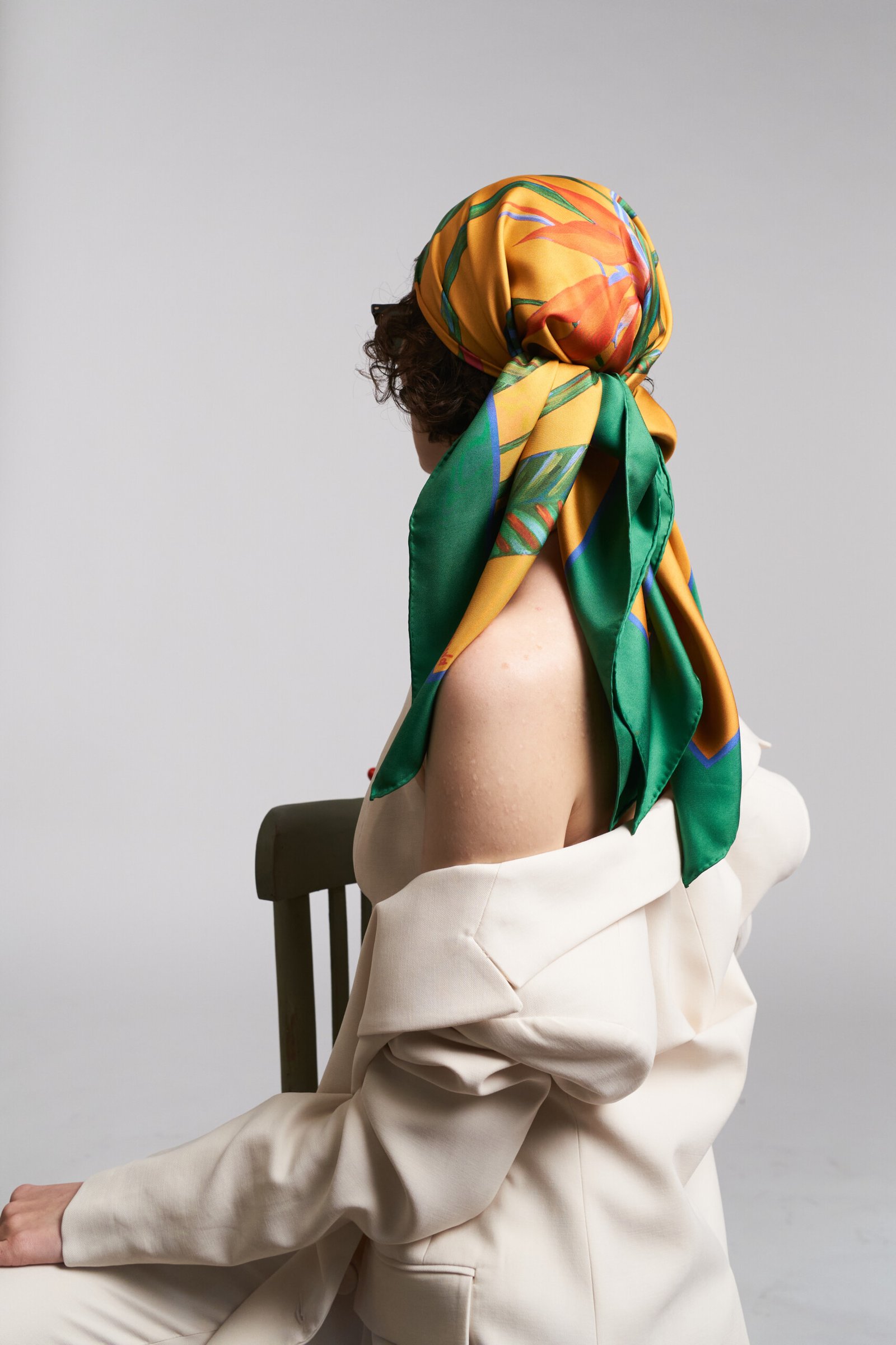 Pañuelo de seda en colores brillantes - Image 3