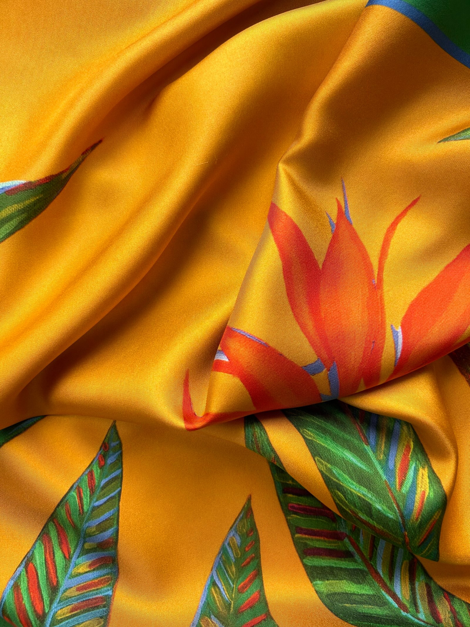 Pañuelo de seda en colores brillantes - Image 2