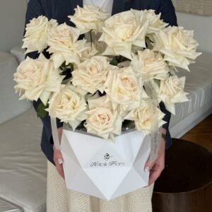 Composición floral de rosas blancas en una caja