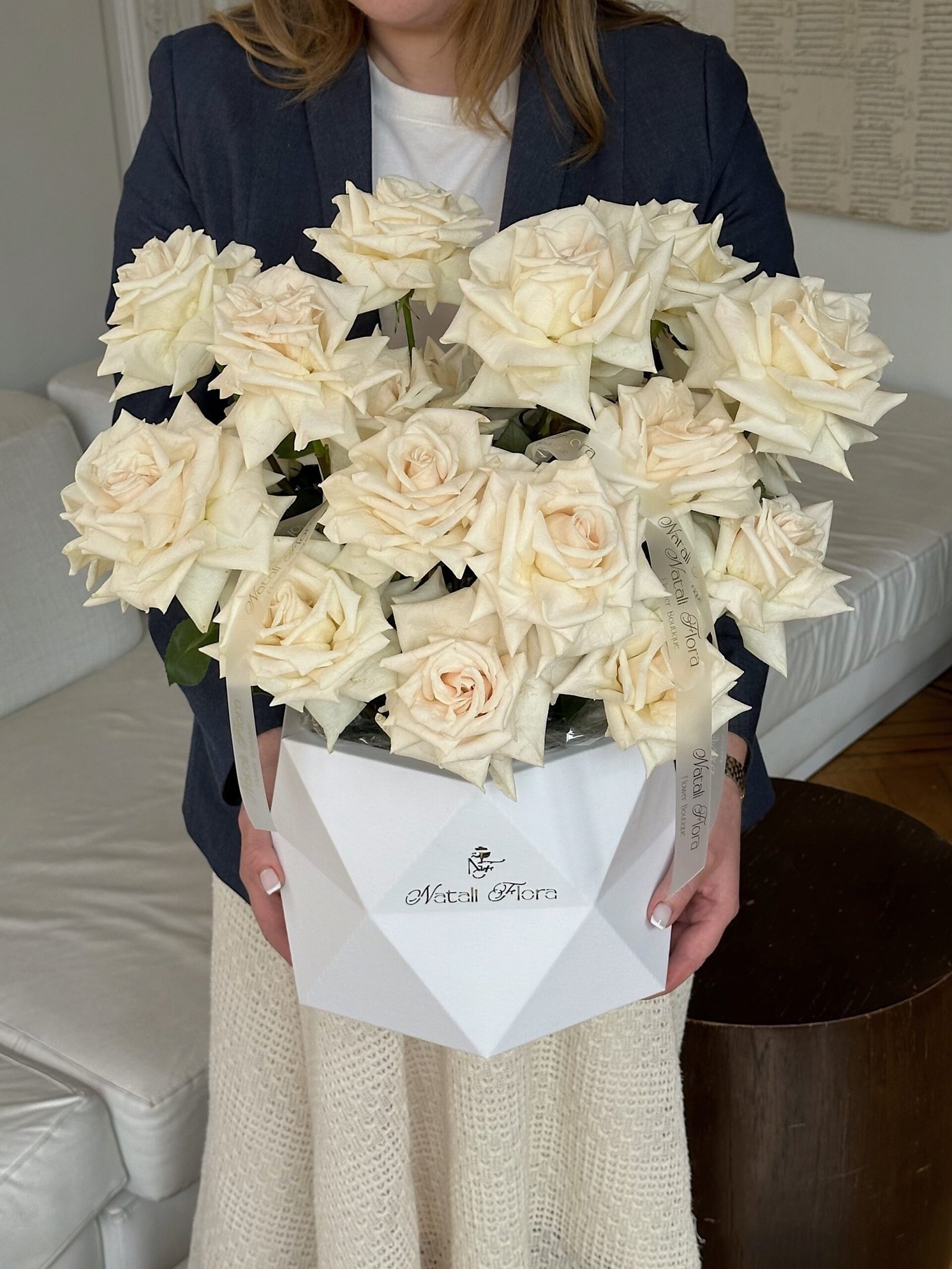 Composición floral de rosas blancas en una caja