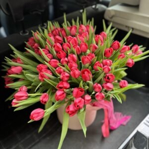 100 tulipanes en caja sombrerera