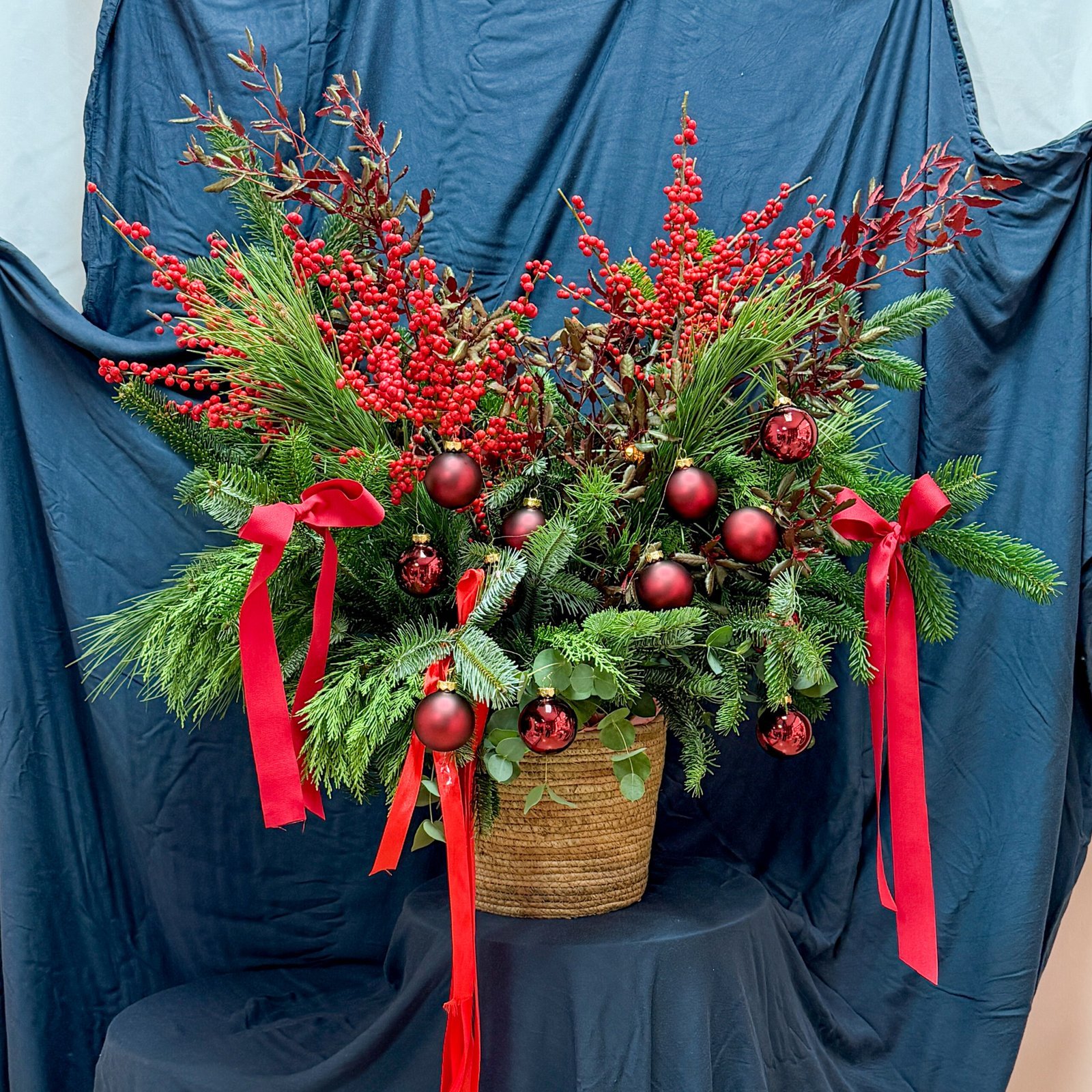 Composición floral navideña en estilo rojo y verde