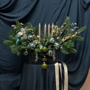 Composición navideña de flores y abeto con velas