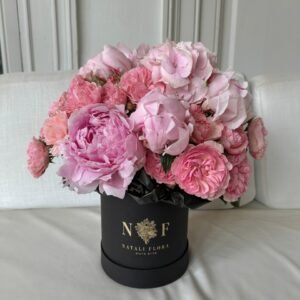 Composición floral de peonías e hortensias en caja