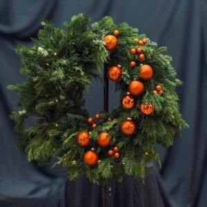 Corona navideña con iluminación y bolas