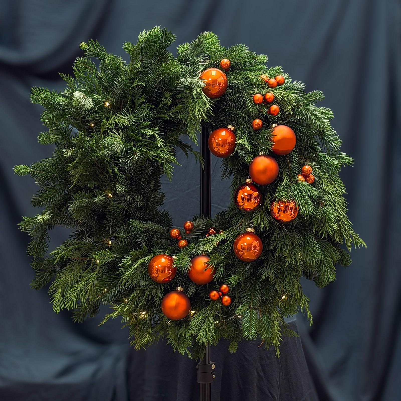 Corona navideña con iluminación y bolas