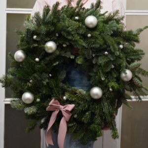 Corona navideña con decoración blanco