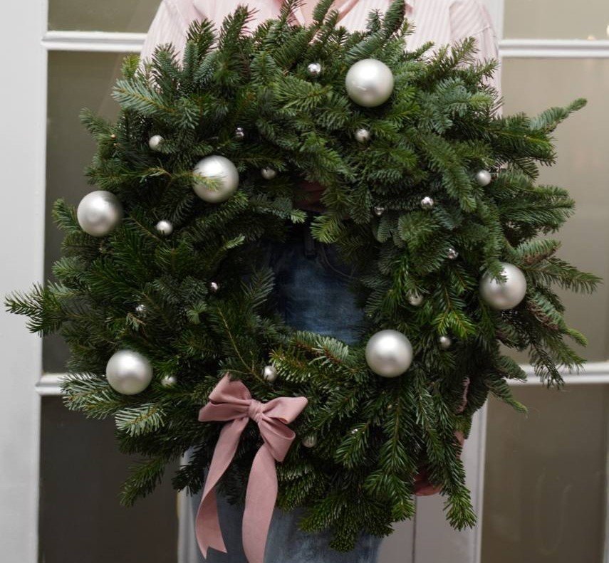 Corona navideña con decoración blanco