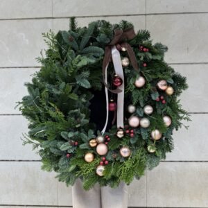 Corona navideña con adornos