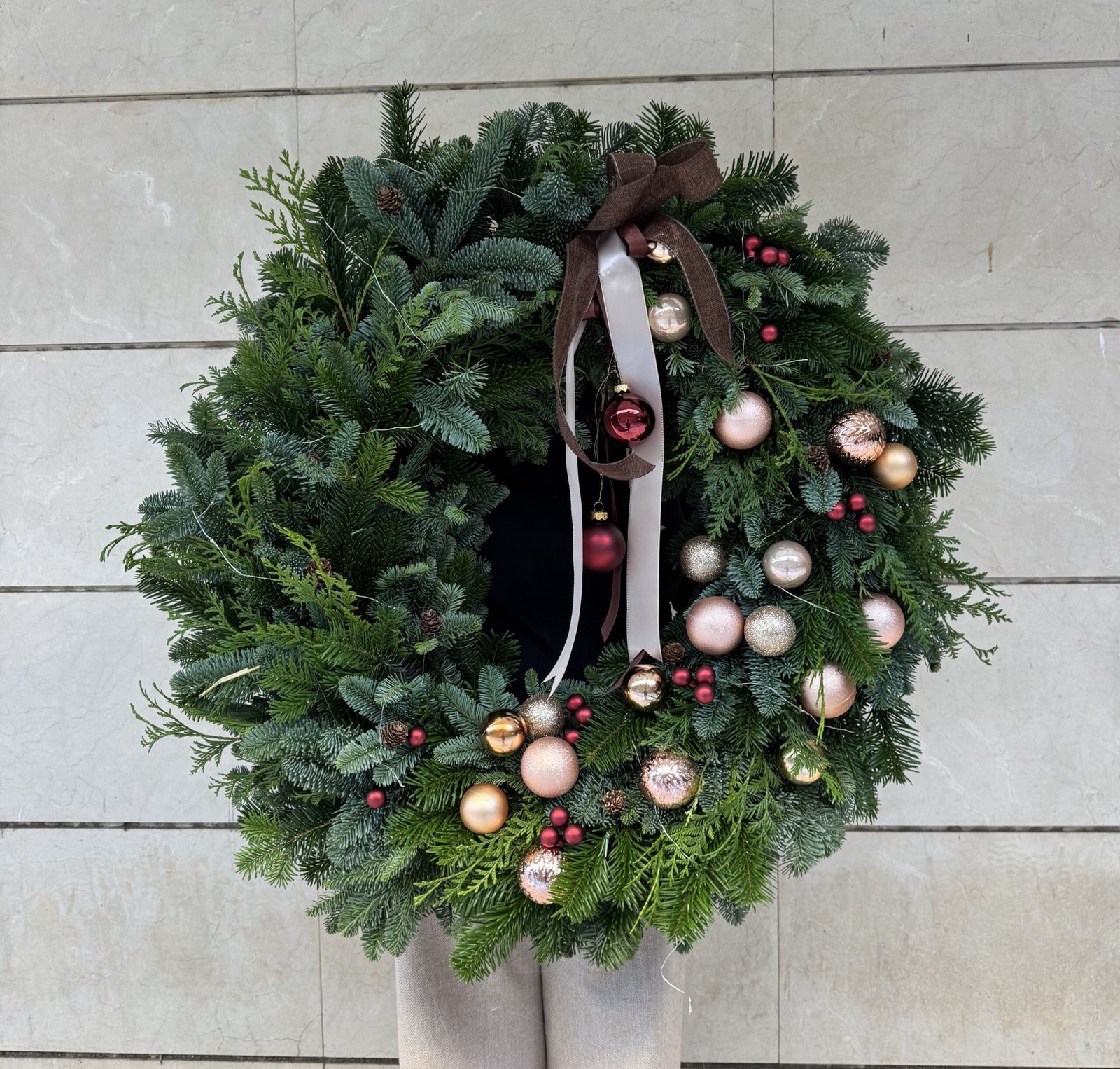 Corona navideña con adornos