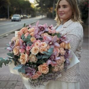 Exquisitas rosas y orquídeas