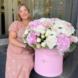 Composición floral de hortensias y rosas en caja
