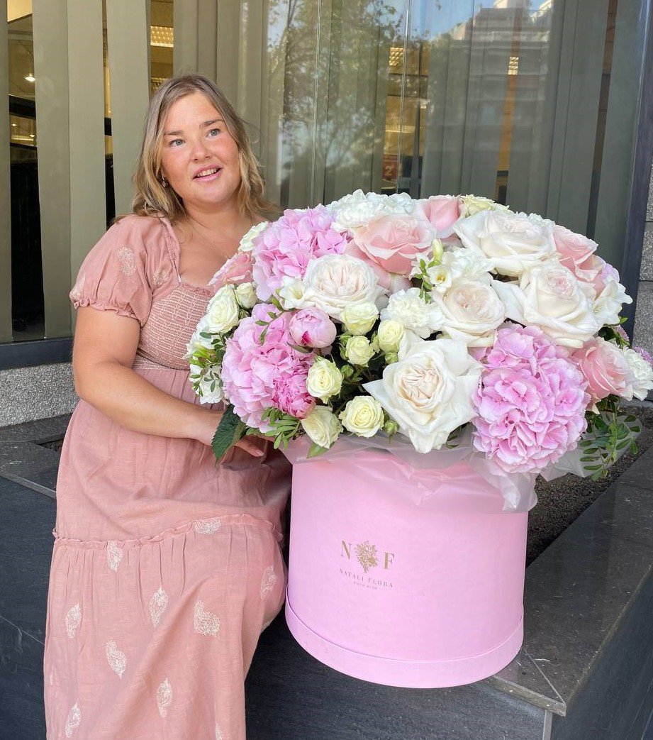 Composición floral de hortensias y rosas en caja