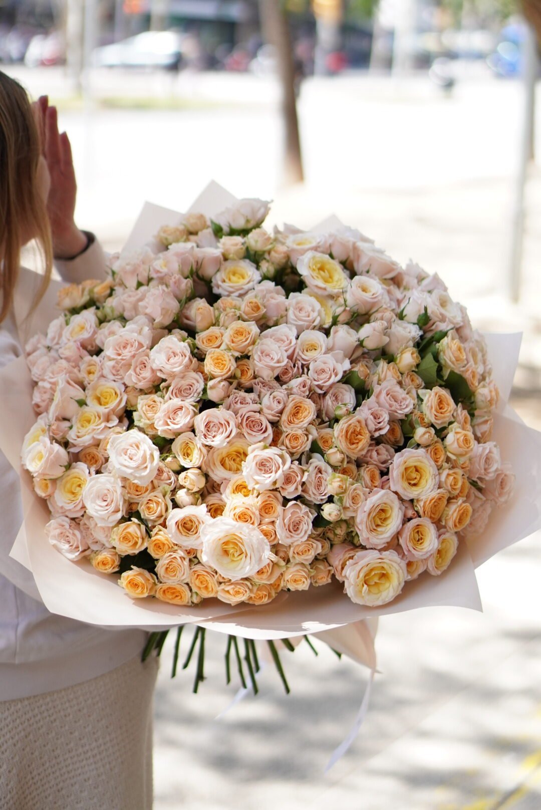 Gran ramo de rosas arbustivas