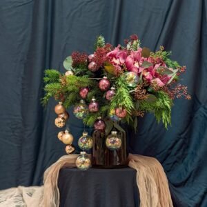 Composición floral navideña en tonos lila