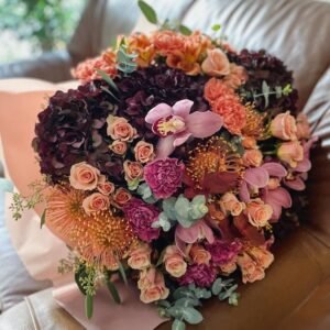 Lujoso ramo otoñal de rosas, hortensias y orquídeas