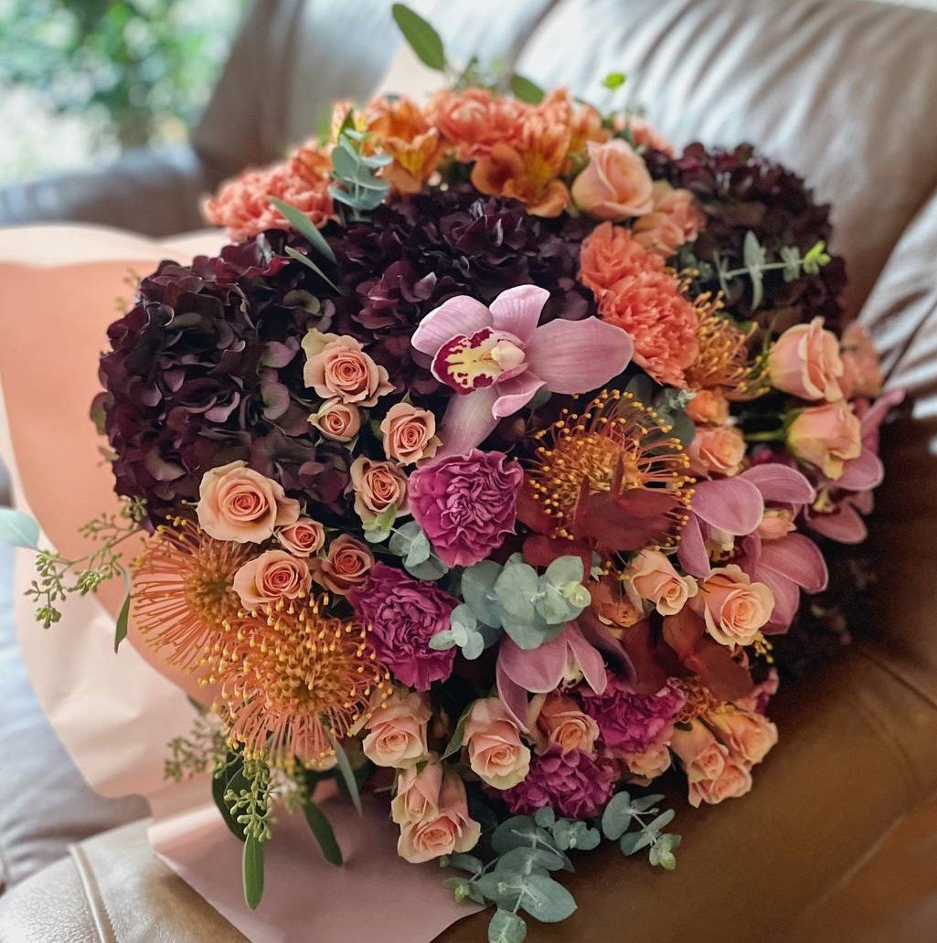 Lujoso ramo otoñal de rosas, hortensias y orquídeas