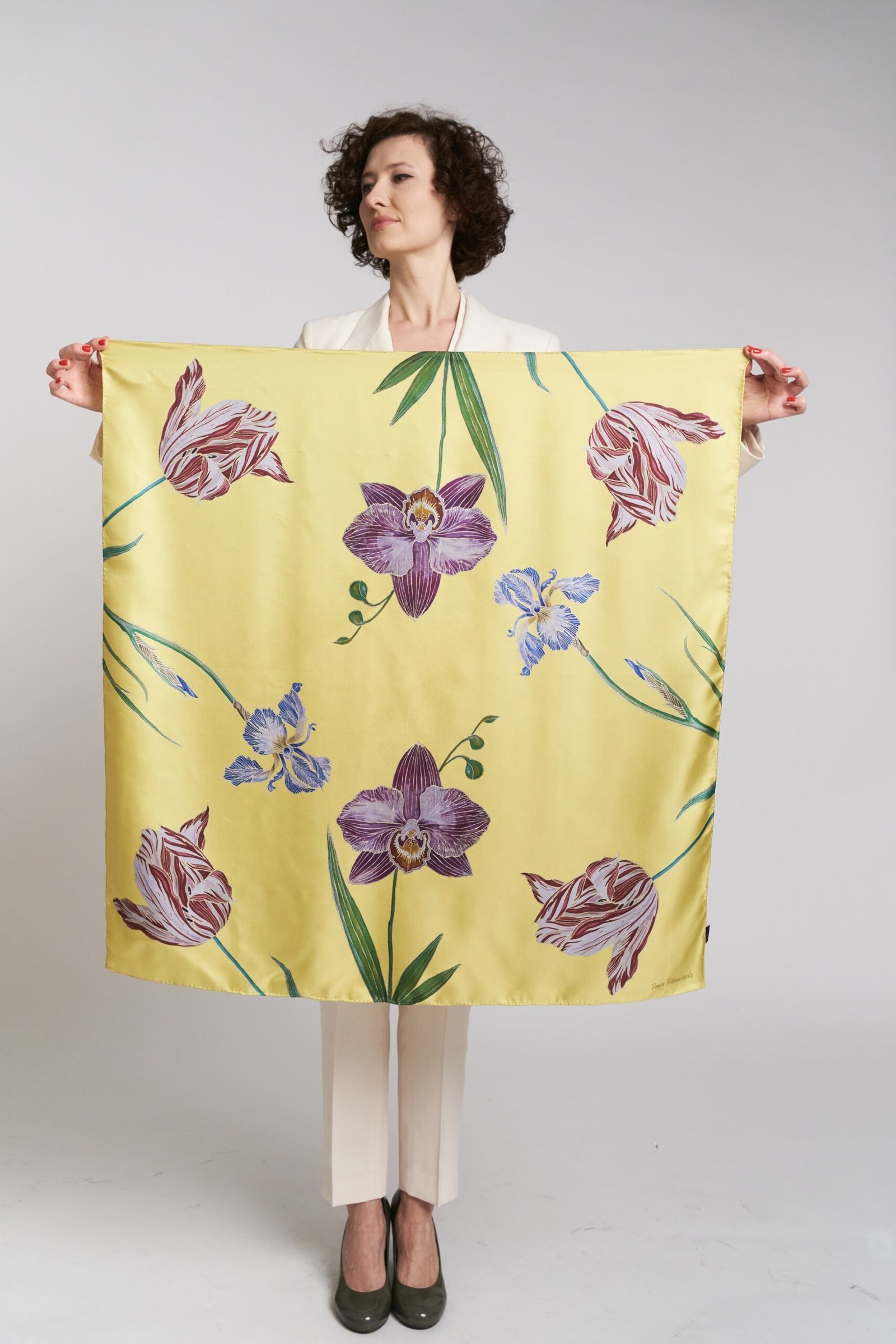 Pañuelo de seda natural “Flores Delicadas”