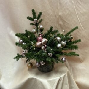 Pequeña composición navideña en tonos rosas