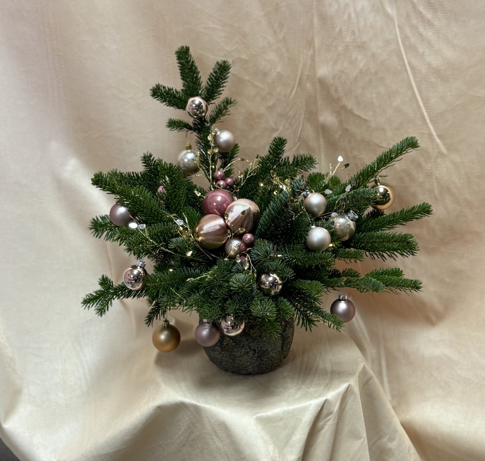 Pequeña composición navideña en tonos rosas