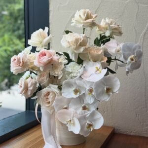 Ramo blanco puro de rosas y orquídeas