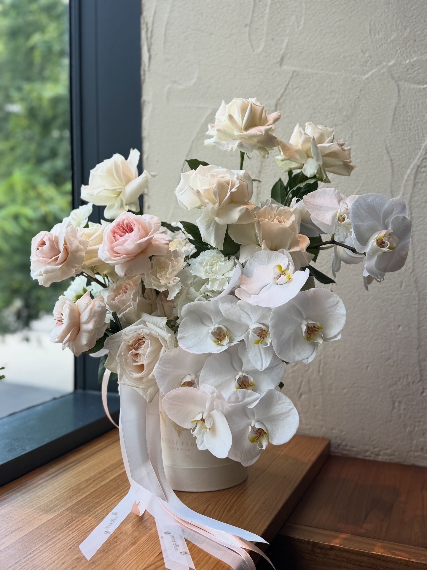 Ramo blanco puro de rosas y orquídeas