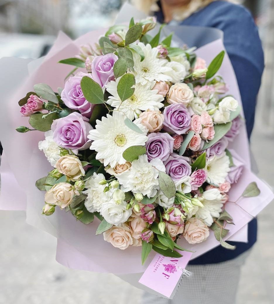 Ramo de flores de colores delicados