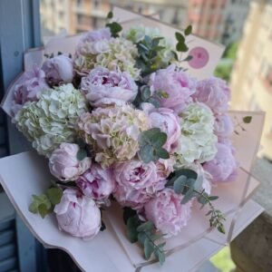 Ramo de hortensias y peonías