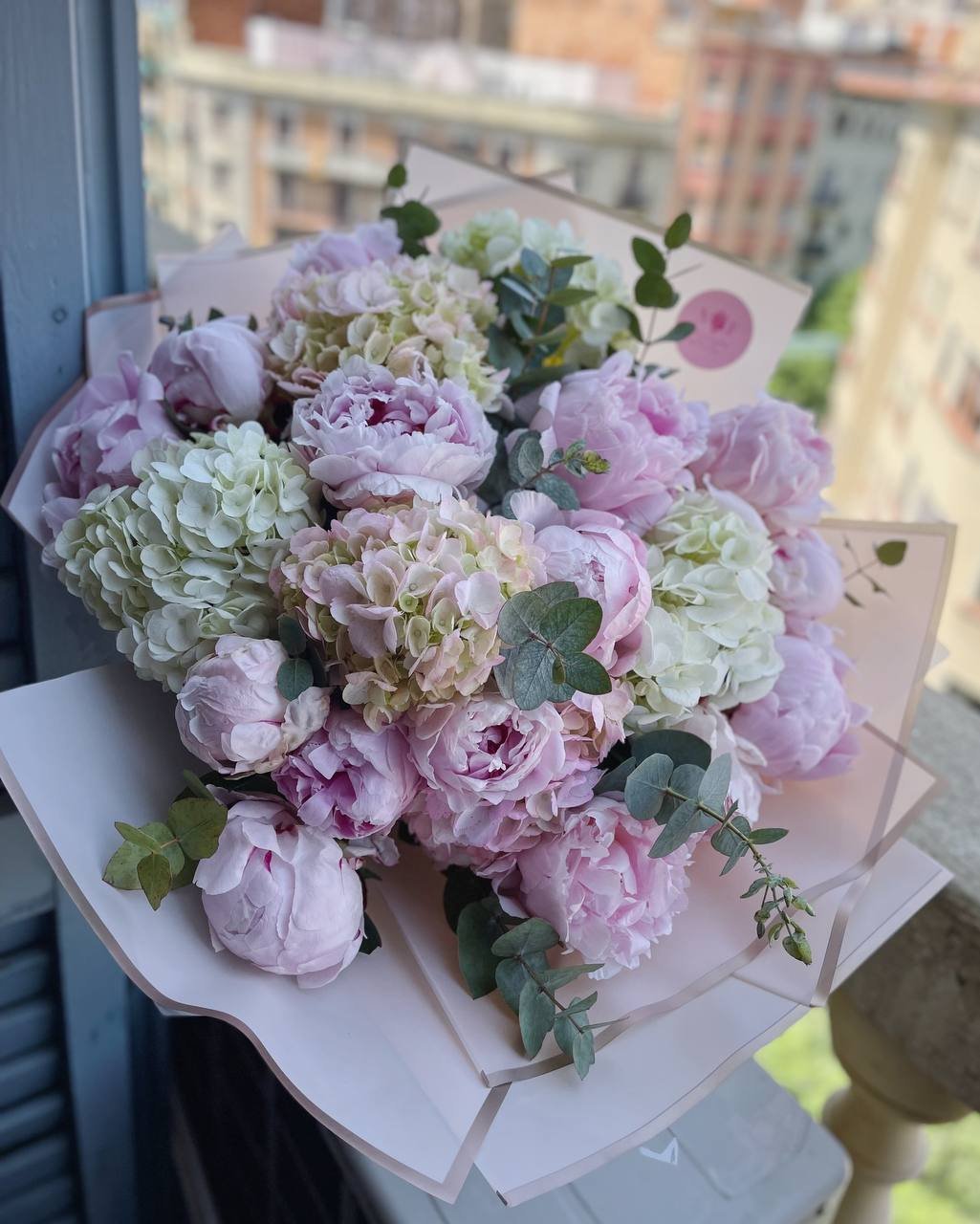 Ramo de hortensias y peonías