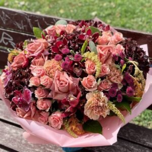 Ramo de hortensias y rosas en tonos burdeos y rosados