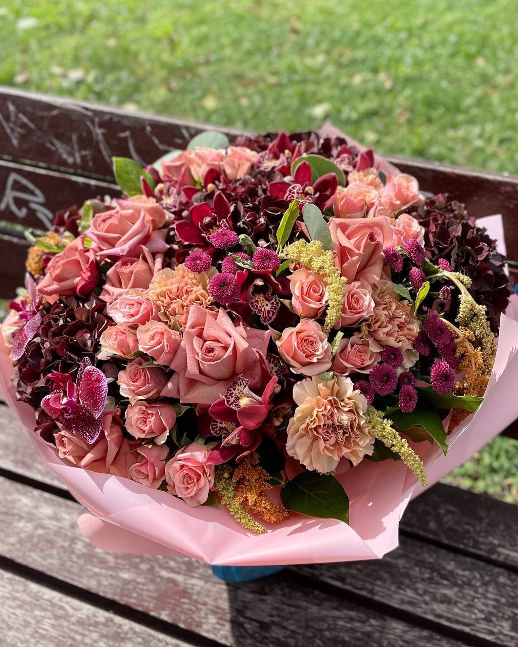 Ramo de hortensias y rosas en tonos burdeos y rosados