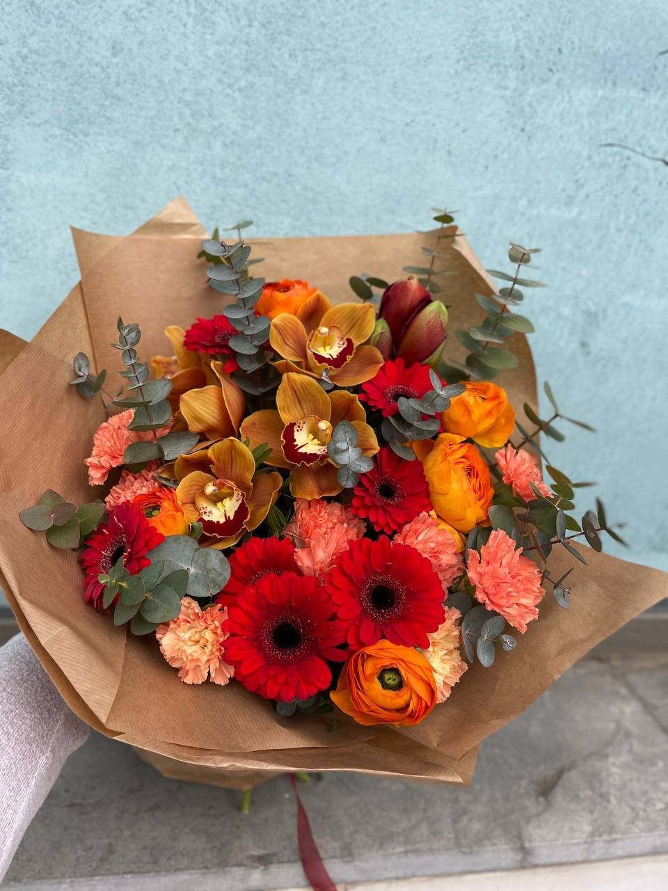 Ramo de orquídeas, gerberas y claveles