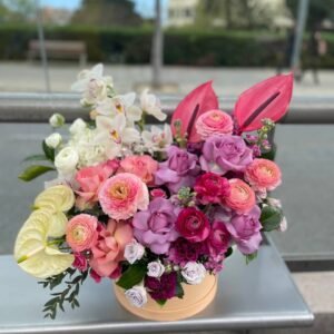 Composición floral de orquídeas, rosas y anturios