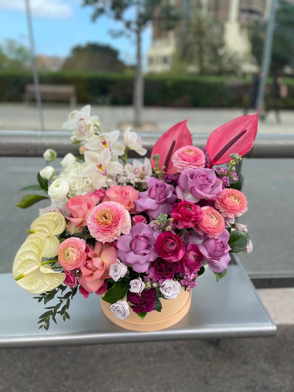 Composición floral de orquídeas, rosas y anturios