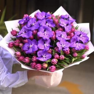 Ramo de orquídeas Wanda y tulipanes