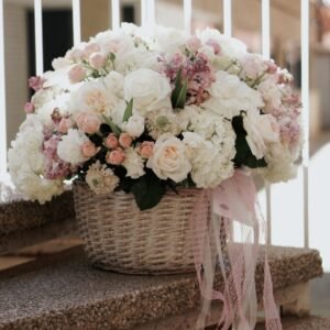 Ramo de rosas y hortensias en cesta