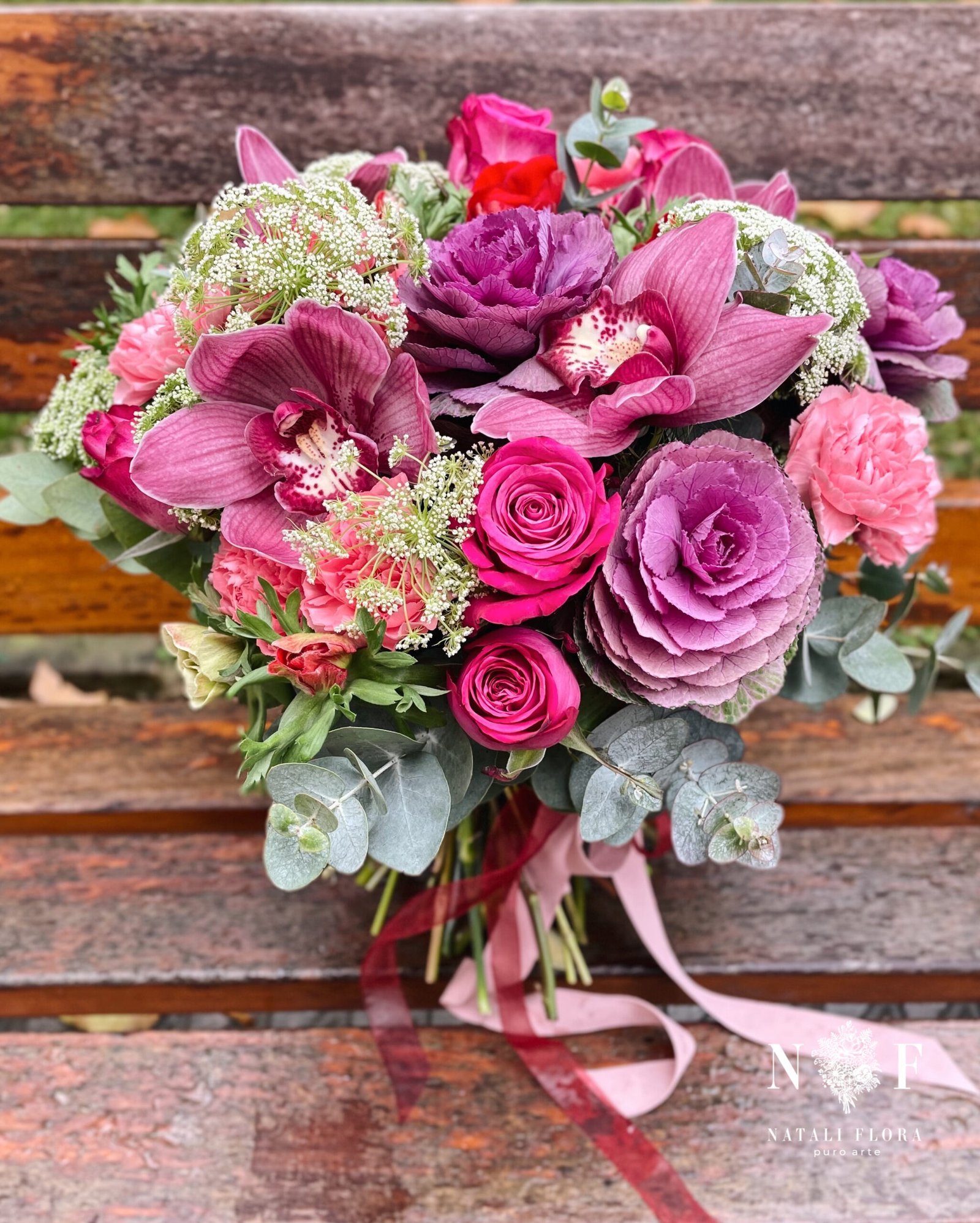 Ramo de rosas y orquídeas