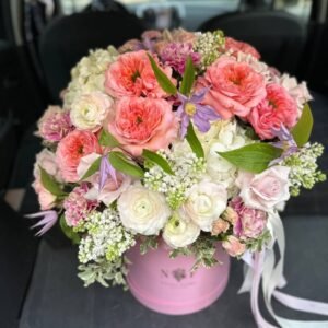 Composición floral en tonos vivos en una caja